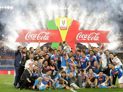 Los jugadores del Nápoles celebran el triunfo en la Copa de Italia tras imponerse esta noche a la Juve en el Estadio Olímpico de Roma.