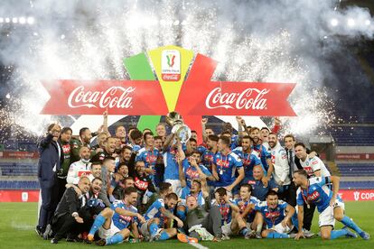 Los jugadores del Nápoles celebran el triunfo en la Copa de Italia tras imponerse esta noche a la Juve en el Estadio Olímpico de Roma.