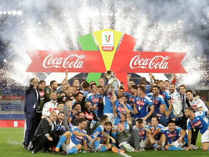 Los jugadores del Nápoles celebran el triunfo en la Copa de Italia tras imponerse esta noche a la Juve en el Estadio Olímpico de Roma.