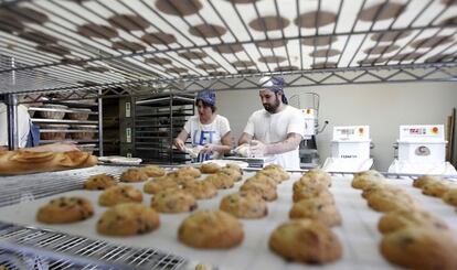 Beatriz Echeverria y Carlos Martín, trabajando en la panadería de El Horno de Babette.