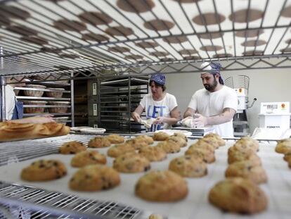 Beatriz Echeverria y Carlos Martín, trabajando en la panadería de El Horno de Babette.