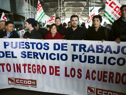Alberto Garzón (tercer per la dreta), ahir en una protesta de treballadors de l'aeroport de Màlaga contra la privatització d'AENA.