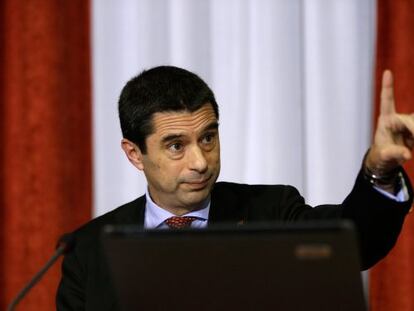 El ministro portugués de Finanzas, Vitor Gaspar, en una rueda de prensa este lunes en Lisboa.