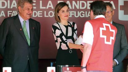 Do&ntilde;a Letizia, junto al presidente de la C&aacute;mara Baja, Jes&uacute;s Posada, en la mesa de cuestaci&oacute;n de Cruz Roja del &quot;D&iacute;a de la Banderita&quot; que preside hoy ante la sede del Congreso de los Diputados.