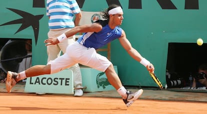 Rafael Nadal trata de llegar a una pelota en la final de Roland Garros 2006, frente al suizo Roger Federer.