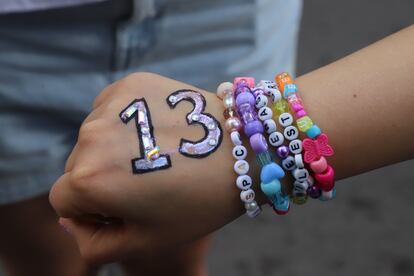 Una persona muestra accesorios alusivos al concierto de la cantante Taylor Swift, horas antes de que inicie el concierto.