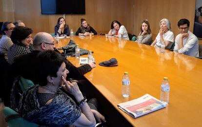 Las periodistas Pilar Álvarez y Alejandra Agudo (centro) junto a lectores de EL PAÍS.