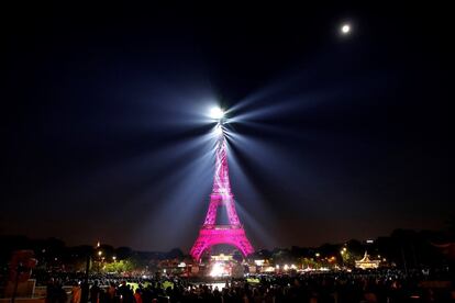 Fotografía de la torre Eiffel iluminada con motivo de su 130 aniversario.