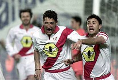 Los jugadores del Rayo celebran uno de los goles en su partido frente al Valencia.