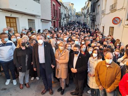 Concentración de apoyo al alcalde de Navas de San Juan, Joaquín Requena (tercero desde la izquierda, en primera fila), este martes en la localidad jiennense.