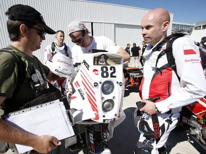 El piloto polaco Michal Hernik (d), el pasado sábado.