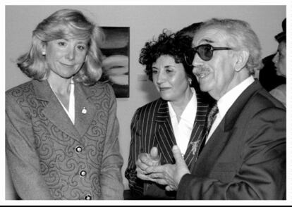 El pintor Antonio Suárez, conversa con Esperanza Aguirre, y con la que fuera directora del Patrimonio del Principado de Asturias, Carmen Pas, durante la inauguración de su exposición 'Avatares de un lenguaje pictórico 1957-1994', el 18 de abril de 1995.