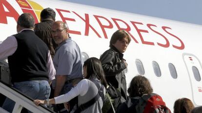 Pasajeros del vuelo inaugural de Iberia Express, el domingo.