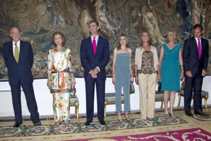 La familia real anoche en el palacio de la Almudaina en Palma.