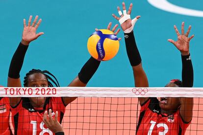 Emmaculate Chemtai (a la izquierda) y Lorine Kaei, de Kenia, intentan bloquear un tiro de las jugadoras dominicanas en el partido de voleibol que enfrentó a Kenia y la República Dominicana.