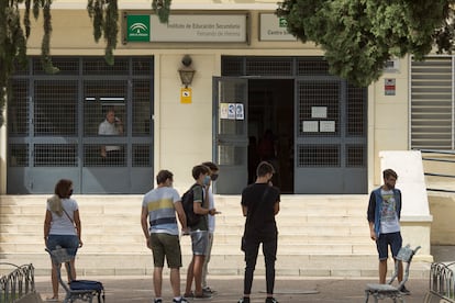 Varios alumnos esperan a la entrada del IES Fernando de Herrera, en Sevilla.