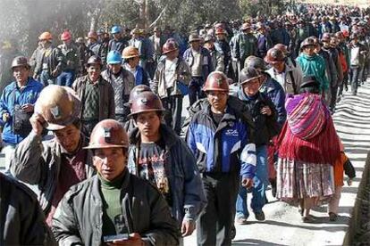 Centenares de mineros descienden hoy desde El Alto hacia La Paz durante una nueva jornada de marchas y protestas.