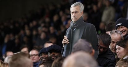 Aficionados del Chelsea exhiben un Mourinho de cartón en la grada.