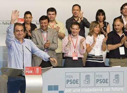 Zapatero, ayer, durante la clausura del congreso de los socialistas navarros en Burlada.