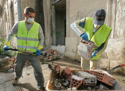 Dos operarios, en las labores de limpieza de la antigua estación de Murcia en Alicante.