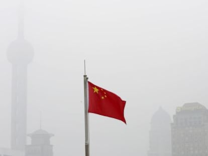 Bandera china entre la niebla en Shangh&aacute;i.