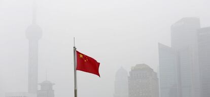 Bandera china entre la niebla en Shanghái.