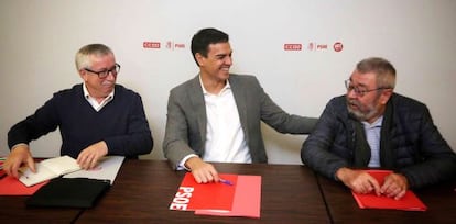 De izquierda a derecha: Ignacio Fernández Toxo, Pedro Sánchez y Cándido Méndez durante la reunión de este viernes.