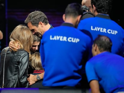 Federer se abraza con su esposa y sus hijos tras el partido en el O2 Arena de Londres.