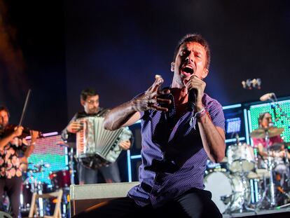 El grupo Vetusta Morla, acompañado por el dúo Fetén Fetén, durante su concierto en el festival Sonorama Ribera este sábado.