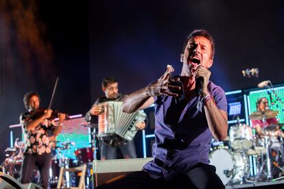 El grupo Vetusta Morla, acompañado por el dúo Fetén Fetén, durante su concierto en el festival Sonorama Ribera este sábado.