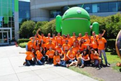 Los j&oacute;venes emprendedores Yuzz posan ante la sede de Google en Silicon Valley.