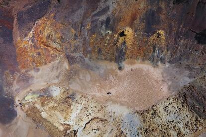 Minerales como la pirita, la calcopirita y sulfuros de metales pesados como hierro y cobre, son los responsables de tan singular variedad de color en el terreno. En la imagen, vista desde dron de terrenos de una explotación minera en la localidad de Nerva, Huelva.