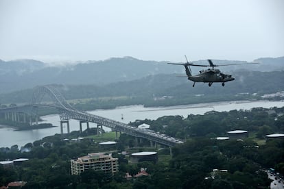 Un helicóptero militar estadounidense sobrevuela el Canal de Panamá, en 2019