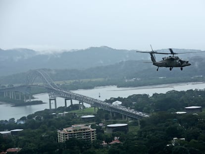 Un helicóptero militar estadounidense sobrevuela el Canal de Panamá, en 2019