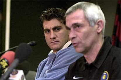 Héctor Cúper y Vieri, ayer, en su conferencia de prensa en el Camp Nou.