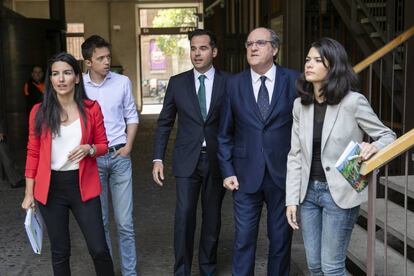 De izquierda a derecha, Rocío Monasterio (Vox), Íñigo Errejón (Más Madrid), Ignacio Aguado (Cs), Ángel Gabilondo (PSOE) e Isabel Serra (Unidas Podemos).