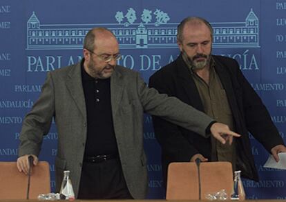 José Caballos y Diego Garrido, ayer, antes de la conferencia de prensa en el Parlamento andaluz.