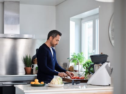 El robot TM6, el modelo más actual, permite el acceso a miles de recetas desde su pantalla al conectarse e incluye novedosos modos de cocina.