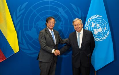 ustavo Petro se da la mano con el Secretario General de las Naciones Unidas, Antonio Guterres, en la sede de la ONU, el 18 de septiembre.