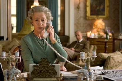 Oscar para la reina. En 2006 Stephen Frears dirigió The Queen en la que Hellen Mirren, que ganó un Oscar, interpretaba a la reina enfrentándose a la muerte de Diana. El guión es de Peter Morgan, que años después escribiría la serie The Crown.