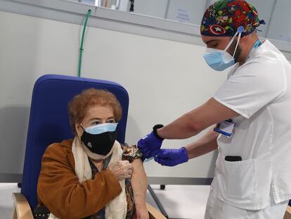 Victorina Legaz, de 100 años, recibe la primera dosis de la vacuna en el Hospital de emergencias Enfermera Isabel Zendal este miércoles.
