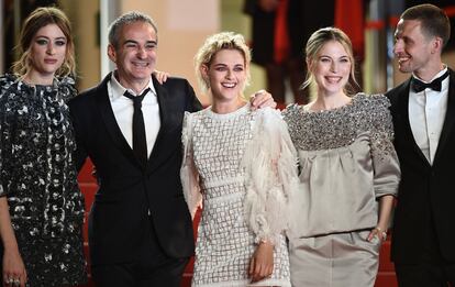 El equipo de ‘Personal Shopper’ anoche en el estreno de la película en Cannes.