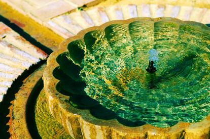 Fuente de pileta con surtidor, en el Alcázar de Jerez de la Frontera (Cádiz).