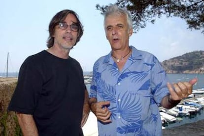 Los cantantes Kiko Veneno (derecha) y Jackson Browne (izquierda), durante la presentación del concierto <i>Acordes con Leonard Cohen</i>.
