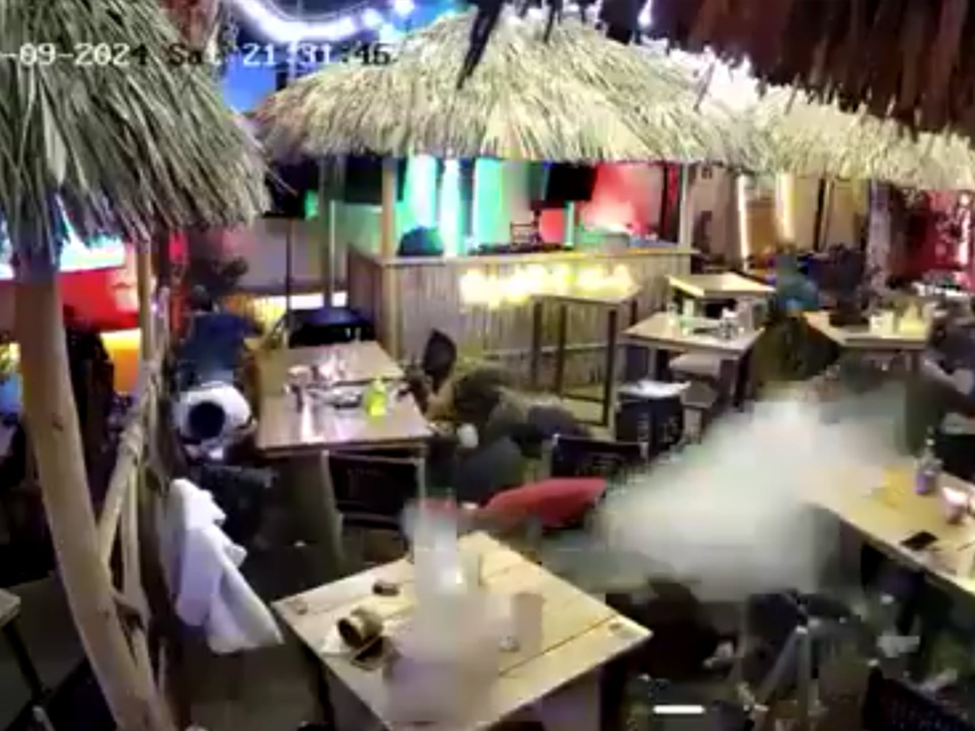 El momento en que un comando abrió fuego en un bar de Querétaro