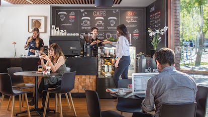 Cien espacios en los que reunirse y trabajar después de hacer gestiones en el banco