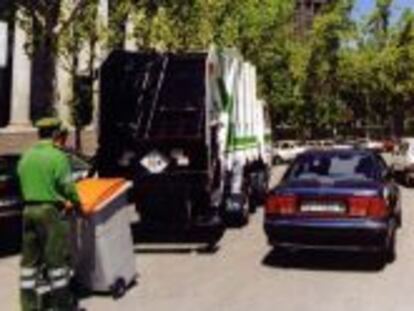 Empleados de FCC, en imagen de archivo, recogiendo la basura en Madrid.