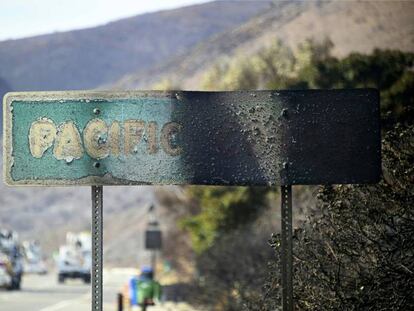 Aspecto de la carretera de la costa del Pacífico el 15 de noviembre después de ser devorada por las llamas.