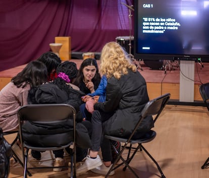 Carla Villares, en el centro, imparte un taller de alfabetización mediática organizado por la ONG Verificat a los alumnos del Institut Escola Rec Comtal de Barcelona.