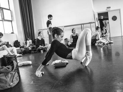 La bailarina Estela Coll en el estudio del Ballet de Barcelona.